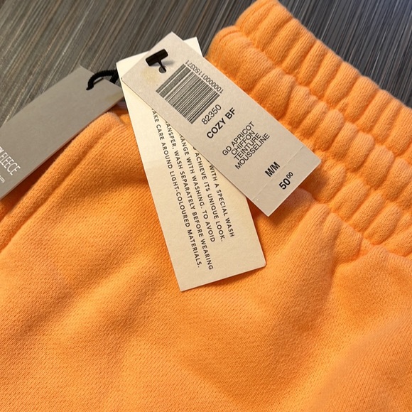 cozy boyfriend shorts in apricot - Picture 2 of 2